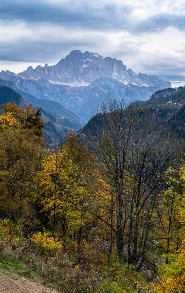 秋の高山ドロマイトシーン モンテ シベッタ山の頂上から遠望でLivinallongo Del Col Lana Belluno Italy — ストック写真