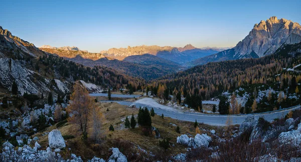 Frühmorgens Die Herbstlichen Dolomiten Den Ersten Sonnenstrahlen Ruhige Aussicht Vom — Stockfoto