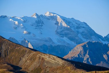 Güneşli sonbahar Alp Dolomitleri kayalık dağ manzarası, Sudtirol, İtalya. Falzarego Geçidi 'nden huzurlu bir manzara. Karlı Marmolada kütlesi ve Buzul.