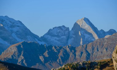 Güneşli sonbahar Alp Dolomitleri kayalık dağ manzarası, Sudtirol, İtalya. Falzarego Geçidi 'nden huzurlu bir manzara. Karlı Marmolada kütlesi ve Buzul.