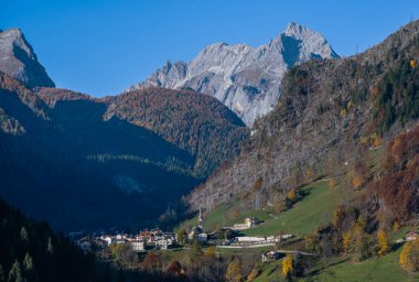 Sonbahar sabahı Dolomites Dağı sahnesi, Belluno, Sudtirol, İtalya. Rocca Pietore köyü ve Marmolada dağları yönünde Sac köyünden manzara (Gruppo della Marmolada).