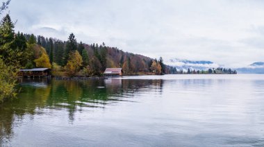 Walchensee Gölü, Kochel, Bavyera, Almanya. Resimli seyahat, mevsimlik ve doğa güzelliği konsepti.