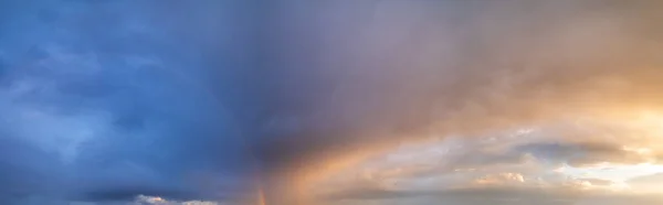 Sommerlicher Sonnenuntergang Nach Regenhimmelpanorama Mit Violetten Wolken Und Regenbogen Abenddämmerung — Stockfoto