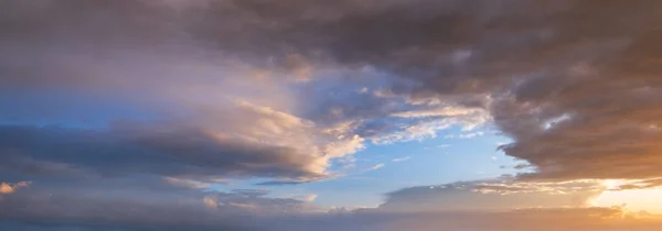 夏日落日的天空全景 毛茸茸的紫色云彩 黄昏好天气自然背景 — 图库照片