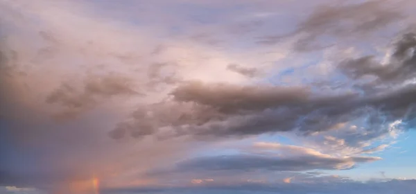 Sommerlicher Sonnenuntergang Nach Regenhimmelpanorama Mit Violetten Wolken Und Regenbogen Abenddämmerung — Stockfoto