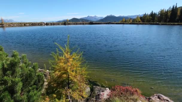 Zonnig Herfstuitzicht Alpen Rustige Bergplas Met Helder Transparant Water Reflecties — Stockvideo