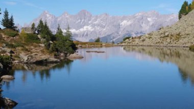 Güneşli sonbahar dağ manzarası. Şeffaf, dalgalı suyu ve dağ yansımaları olan huzurlu bir göl. Spiegelsee veya Mittersee veya Mirror Lake, Reiteralm, Steiermark, Avusturya.