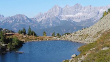 Güneşli sonbahar dağ manzarası. Şeffaf, dalgalı suyu ve dağ yansımaları olan huzurlu bir göl. Spiegelsee veya Mittersee veya Mirror Lake, Reiteralm, Steiermark, Avusturya.