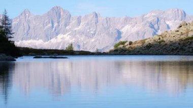 Sonbahar manzaralı bir akşam. Şeffaf, dalgalı suyu ve dağ yansımaları olan huzurlu bir göl. Spiegelsee veya Mittersee veya Mirror Lake, Reiteralm, Steiermark, Avusturya.