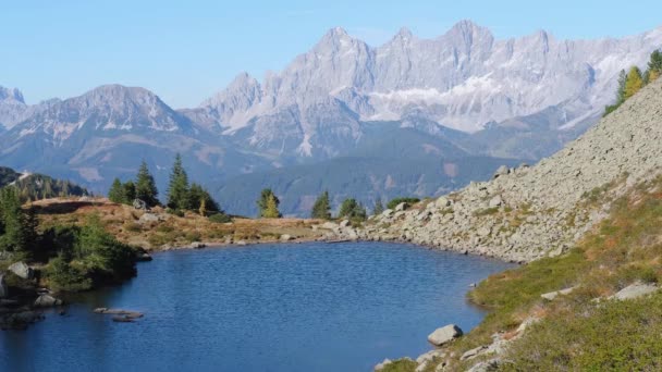 Солнечный Осенний Альпийский Вид Миролюбивое Озеро Прозрачной Рябью Воды Горами — стоковое видео