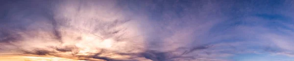 Verão Pôr Sol Panorama Céu Dranático Com Nuvens Fleese Verão — Fotografia de Stock