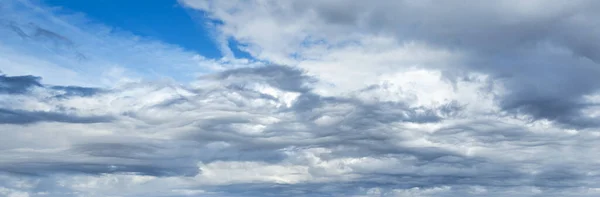 하늘에 구름들 개념은 하늘을 배경으로 — 스톡 사진