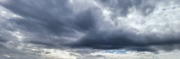 阴云密布的天空 环境和天气概念的天空背景 — 图库照片