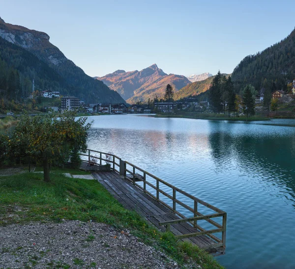 Jesienny Poranek Górskie Jezioro Dolomity Alleghe Belluno Sudtirol Włochy Malowniczy — Zdjęcie stockowe