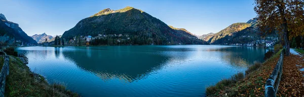 Herfst Ochtend Alpine Dolomieten Bergmeer Alleghe Belluno Sudtirol Italië Pittoresk — Stockfoto