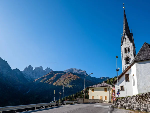 Autumn Alpine Dolomites Scene Sudtirol Italy Peaceful Village Old Church — Stock Photo, Image