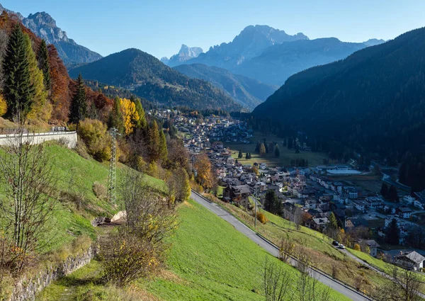 秋天高山白云石的场景 Belluno Sudtirol 意大利 从公路上俯瞰宁静的Falcade村和岩石山顶 — 图库照片