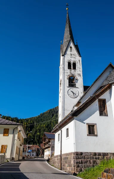 Podzimní Alpská Scéna Dolomitů Sudtirol Itálie Klidná Vesnice Starý Kostel — Stock fotografie