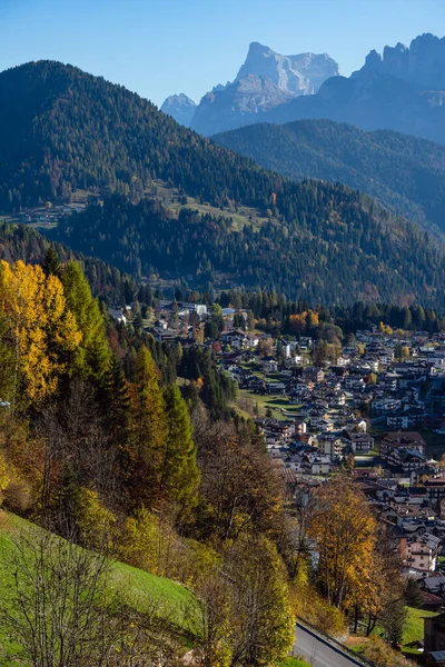 Podzimní Alpská Scéna Dolomitů Belluno Sudtirol Itálie Klidná Vesnice Falcade — Stock fotografie