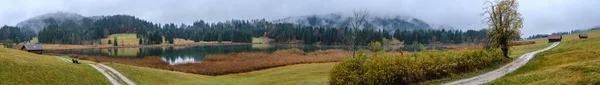 Jezioro Alpejskie Geroldee Lub Wagenbruchsee Bawaria Niemcy Jesienny Zachmurzenie Mgła — Zdjęcie stockowe