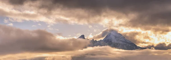暮色中的云雾和阳光笼罩了天空 德国著名的阿尔卑斯山区沃兹曼山顶云彩轮廓 自然天气和气候天空背景 — 图库照片