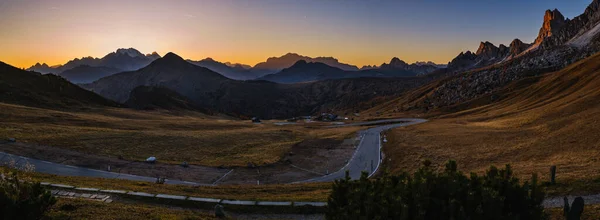 Sol Brilha Céu Nebuloso Noite Dolomitas Italianas Silhuetas Montanha Vista — Fotografia de Stock