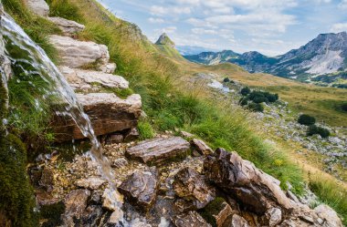 Durmitor panoramik yolunun yanındaki su kaynağı, Sedlo geçidi. Durmitor Ulusal Parkı, Karadağ, Avrupa, Balkanlar Dinarik Alpleri, UNESCO Dünya Mirası 'nın resimli yaz manzarası.