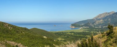 Yaz sabahı Adriyatik kıyı şeridi (Budva ile Karadağ 'ın Bar kenti arasındaki Buljarica Sahili) yukarıdan görülüyor. Panorama.