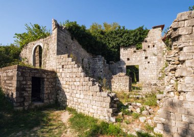 Ortaçağ yerleşim yeri ve kilisesi 1979 depremi, Sutomore, Bar Region, Karadağ 'da tamamen yıkıldı..