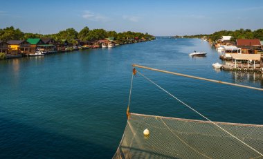 Karadağ 'ın Ulcinj kentindeki Bojana Nehri deltası ve Ada Adası. - Uzun kumlu plajları ve geleneksel deniz ürünleri restoranları olan popüler bir turizm merkezi..