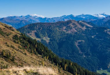 Güneşli, huzurlu, sonbahar dağları manzarası. Dorfgastein 'dan Paarseen göllerine, Land Salzburg, Avusturya' ya yürüyüş yolundan huzurlu Alpler dağ manzarası. Resimli yürüyüş mevsimi, doğa güzelliği konsepti sahnesi.