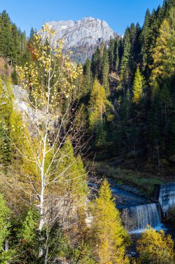 Küçük çağlayan şelaleli sonbahar dağları manzaralı Dolomitler, Colle Santa Lucia bölgesi, Sudtirol, İtalya. Resimli seyahat, mevsimlik ve doğa güzelliği konsepti..