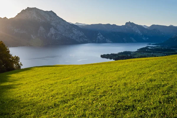Klidné Podzimní Horské Jezero Alpy Průzračnou Průzračnou Vodou Odrazy Východ — Stock fotografie