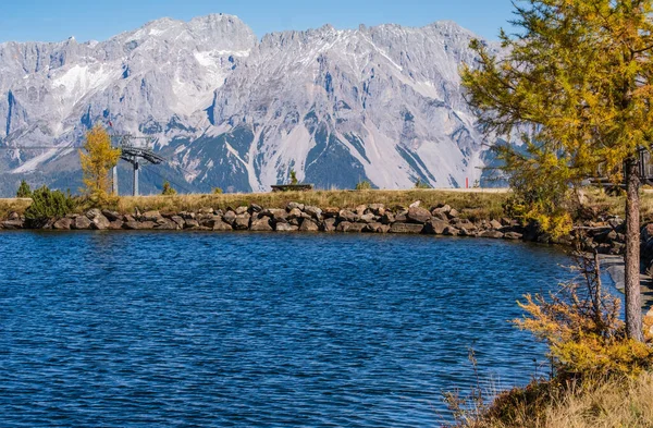 Outono Ensolarado Vista Alpina Lago Montanha Pacífica Com Água Transparente — Fotografia de Stock