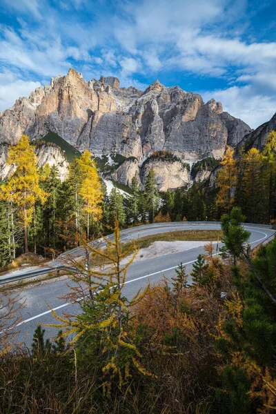 秋の朝の高山ドロマイト山のシーン 穏やかなValparola Pathビュー ベルーノ イタリア 絵になる旅 自然美のコンセプトシーン — ストック写真