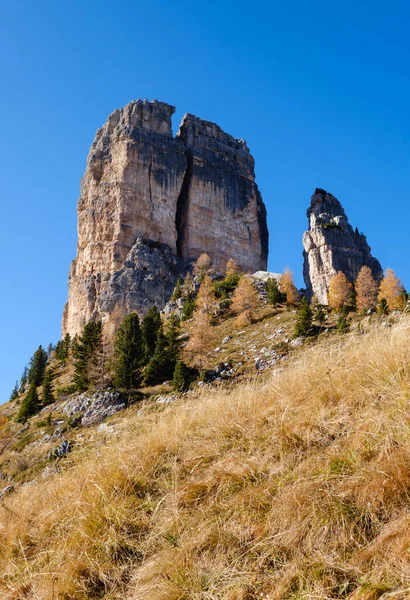 サニー秋の高山ドロマイト岩の山のシーン スディトロール イタリア 5本の柱や塔の岩の有名な形成 絵のような旅行 ハイキング 自然の美しさのコンセプトシーン — ストック写真