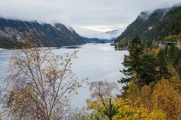 山の高山の秋の湖Achensee アルプス チロル オーストリア 絵のような旅 四季折々の自然美のコンセプトシーン — ストック写真