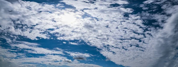 Cielo Azul Con Nubes Luz Del Sol Amplio Panorama Natural —  Fotos de Stock