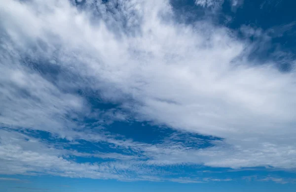 Nubes Blancas Azul Cielo Azul Verano Buen Tiempo Fondo — Foto de Stock