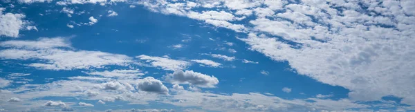 Blauer Himmel Mit Wolken Sonnenschein Weite Natürliche Wolkenlandschaft Hintergrundpanorama — Stockfoto