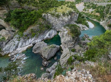 Moraca Nehri Kanyonu Platije Karadağ 'ın en pitoresk kanyonlarından biri. Yaz dağı alacakaranlık yolculuğu ve doğa güzelliği sahnesi.