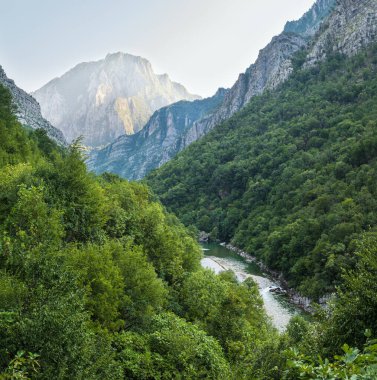 Moraca Nehri Kanyonu Platije Karadağ 'ın en pitoresk kanyonlarından biri. Yaz dağı alacakaranlık yolculuğu ve doğa güzelliği sahnesi.