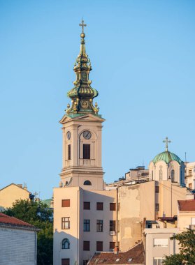 Branko 'nun köprüsü yakınlarındaki Sava Nehri kıyısından güzel bir St. Michael Katedrali kilisesi manzarası (Brankov, Sırbistan).