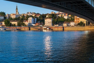 Sırbistan 'ın Branko köprüsü (en çok Brankov) yakınlarındaki Sava Nehri kıyısından Belgrad' ın tarihi merkezine güzel bir yaz manzarası. İnsanlar ve işaretler tanınamaz halde..
