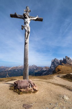 Resimli sonbahar Alpleri dağ sahnesi, ünlü İtalyan Dolomites Seceda majestic rock, Sass Rigais, Sudtirol, İtalya. Güzel seyahat, mevsimlik ve doğa güzelliği konsepti.