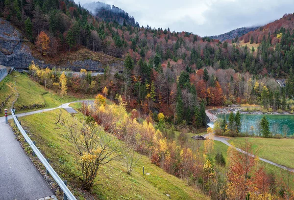 Sylvenstein Stausee Damm 'dan Alp Isar nehir manzarası, Bavyera, Almanya. Sonbahar bulutlu, sisli ve çiselemeli bir gün.