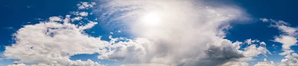 深い青色の紺碧の太陽の空に白いふわふわの積雲 夏の良い天気 自然の美しさの概念空超ワイド高解像度パノラマ背景 — ストック写真