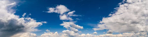 深蓝色天空中的白色绒毛积云 夏日好天气 自然美的概念 天空超宽解析度全景背景 — 图库照片