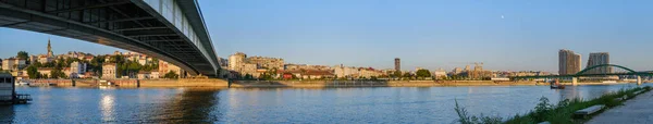 セルビアのブランコ橋 Brankov 近くのサヴァ川の岸からベオグラードの歴史的中心部の美しい夏のパノラマビュー 人々と兆候は認識できない — ストック写真