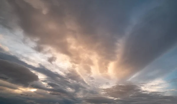 黄昏的云雾笼罩了天空 环境和天气概念的天空背景 — 图库照片